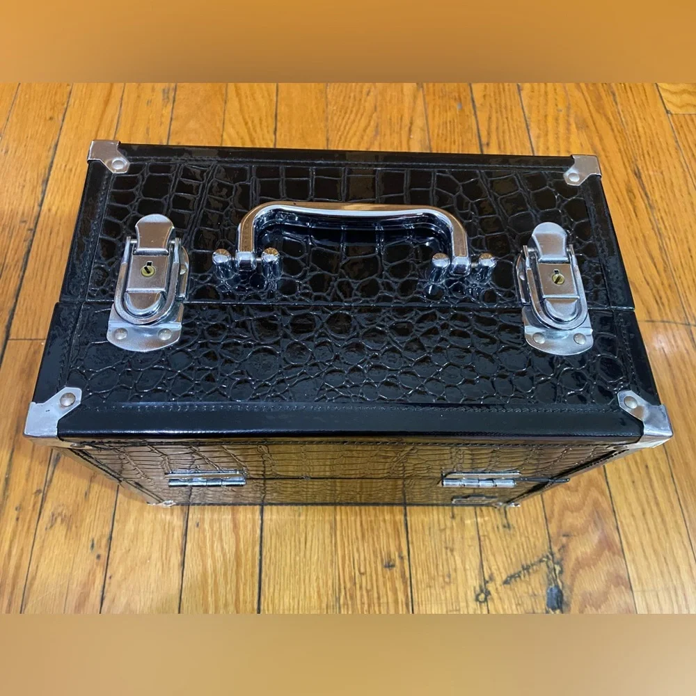 Croc-textured Caboodles case with mirror